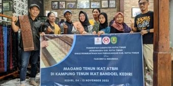 Warga Kutai Timur Belajar Tenun Ikat Langsung ke Kediri