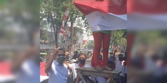 Ketua DPRD Lamongan Bersama PKL Kibarkan Bendera Merah Putih, Tanda Pantang Menyerah Hadapi PPKM