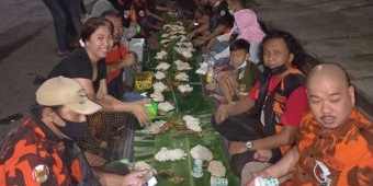 Jaga Rasa Kekeluargaan, Pemuda Pancasila Dukuh Pakis Gelar Bukber Bersama Beralaskan Daun Pisang