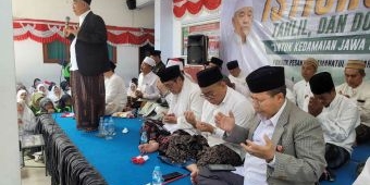 di-depan-ribuan-massa-istighatsah-prof-kiai-asep-singgung-perjuangan-ikhlas-tak-minta-uang