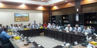 Tuntut Kepastian Nasib, Guru K2 Wadul Komisi E
