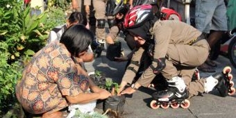 Pakai Roller Blade, Polwan dan Satpoltik Sedekah Bibit Cabai di CFD Tunjungan