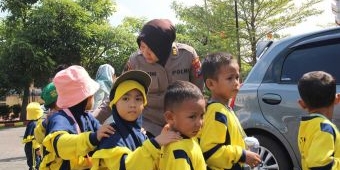 Satlantas Polresta Sidoarjo Edukasi Siswa TK Nurul Huda Mengenal Profesi