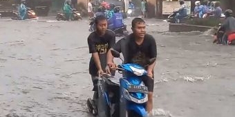 Kawasan GKB Banjir Usai Diguyur Hujan Lebat, Kepala DCKPKP Gresik Janji Kerahkan Satgas