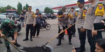 Minimalisir Angka Kecelakaan Lalu Lintas, Polres Jombang Gandeng Kodim 0814 Tambal Jalan Berlubang