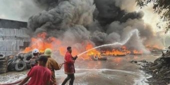 Pabrik Daur Ulang Ban di Bypass Mojokerto Terbakar