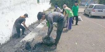 Peringati Hari Air, Mastapala STAIN Pamekasan Bersihkan Lingkungan Kampus