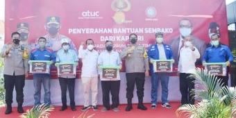 Wujud Kepedulian Polri, Kapolri Serahkan Ribuan Paket Sembako kepada Buruh Jatim di Sidoarjo