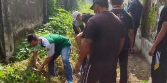 Bersama Warga, Banom NU Kedurus Gotong Royong Bersihkan Makam