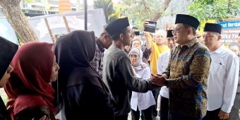 Didampingi Pj Ali Kuncoro, Pj Gubernur Jatim Takziah ke Rumah Duka Siswa Korban Tenggelam