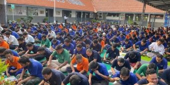 Ratusan Warga Binaan Lapas Tuban Santap Daging Kurban Bersama Kalapas dan Petugas