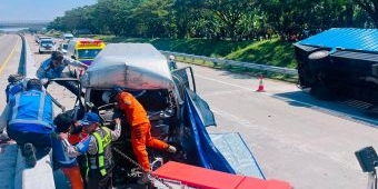 Diduga Sopir Mengantuk, Minibus Ringsek Seruduk Truk Boks Ekspedisi di Tol Solo–Ngawi