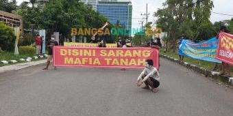 Tuntut Kepala BPN Gresik Dicopot, Aliansi Berantas Mafia Tanah Demo Telanjang Dada