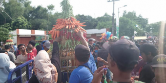 Gus Barra Berangkatkan Kirab Sedekah Bumi Desa Medali Mojokerto