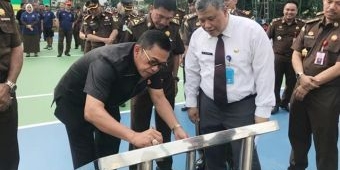 Kajati Jatim Resmikan Lapangan Futsal dan Tenis