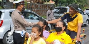 Satlantas Polres Probolinggo Kota Bagikan Masker di Pasar Tugu Alun-Alun