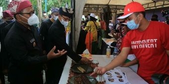 Nikmatnya Menyantap Pepesan Sidat di Oling River Food Festival