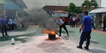 Antisipasi Kebakaran, Petugas Lapas Kelas IIB Blitar Dilatih Memadamkan Api