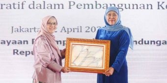 Terima Penghargaan dari Menteri PPPA, Khofifah Ajak Perempuan Jadi Juru Damai