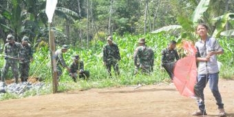 Anak-anak Desa Main Layangan Bisa Obati Rindu Satgas TMMD ke Keluarga