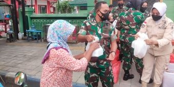 Jelang Berbuka, ​Dandim Ngawi Bagikan Takjil kepada Warga yang Melintas di Depan Makodim