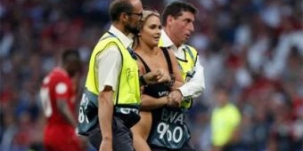 Foto Sensual ​Suporter Bugil di Liga Champions Diklaim Senilai Rp 72 Miliar