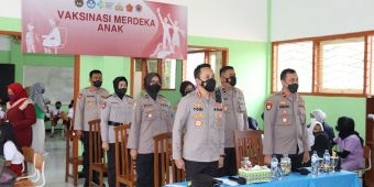 Dukung Program Pemerintah, Kapolres Batu Tinjau Vaksinasi Merdeka Anak di SDN Giripurno 02