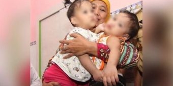 Gendong Kembar Siam Akila-Azila, Gubernur Khofifah: Insyaallah Sebentar Lagi, Dokter Siap