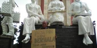 Seorang Pria Nekat Demo Seorang Diri Tolak Penurunan Monumen Jayandaru Sidoarjo