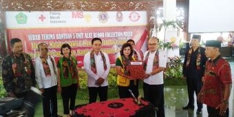 Bupati Pamekasan Terima Bantuan 5 Unit Alat Blood Collection Mixer