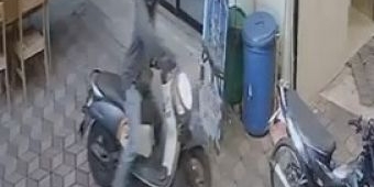 Terekam CCTV, Honda Scoopy Milik Penjaga Kos di Prigen Pasuruan Diembat Maling