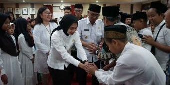 Wali Kota dan Wakil Wali Kota Kediri Serahkan Santunan ke 180 Anak Yatim