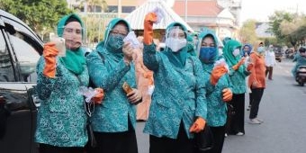 TP PKK Kota Pasuruan Gandeng Ibu-ibu Bhayangkari dan Persit Bagikan Masker Kain