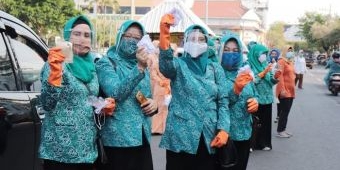 TP PKK Kota Pasuruan Gandeng Ibu-ibu Bhayangkari dan Persit Bagikan Masker Kain