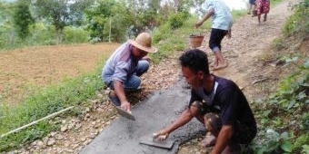 Jalan Desa Bangkes Rusak Parah, Warga Perbaiki Secara Swadaya