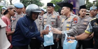 Kapolda Jatim Ikut Bagikan 600 Takjil Gratis ke Pengendara di Depan Mapolda