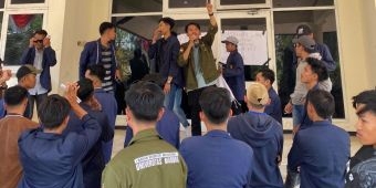 Demo Tuntut Reformasi Birokrasi, BEM Unira Segel Ruangan Kantor Bupati Pamekasan