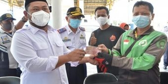 Bupati Gresik Salurkan Bantuan Rp527 Juta untuk Pekerja Angkutan