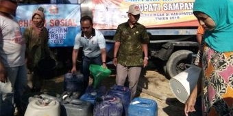 Bakti Sosial, PWI Sampang Gandeng BPBD Distribusikan Air ke Wilayah Terdampak Kekeringan