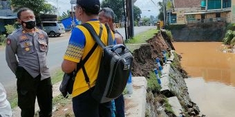 Diterjang Derasnya Arus, Tanggul Pembatas Sungai Bendokrosok dan Jalan Raya Kediri-Nganjuk Ambrol