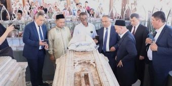 Bupati Gresik Dampingi Gubernur Samarkand Ziarah ke Makam Malik Ibrahim