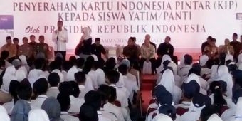 Bagikan KIP di Malang, Presiden Jokowi: KIP Jangan Buat Beli Pulsa