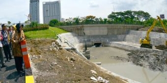 Wali Kota Risma Pantau Bozem di Pinggir Underpass Mayjen Sungkono