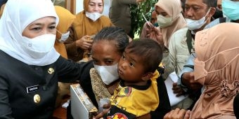 Pupuk Nasionalisme dan Cinta Merah Putih, Gubernur Khofifah Bagi 77 Ribu Bendera Merah Putih