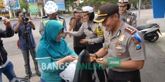 Tutup Operasi Zebra, Kapolres Jombang Bagikan Cokelat ke Pengendara yang Tertib