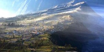 Fenomena Frozen di Bromo, Khofifah: Saatnya Menikmati Keindahan Lautan Pasir 'Salju' dari Dekat