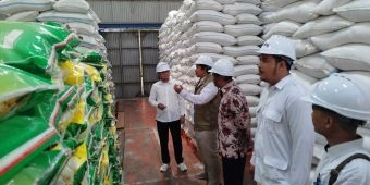 Tinjau Gudang Bulog Bangkalan, Ra Imran Pastikan Stok Beras Aman