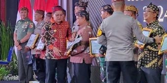 Serahkan Penghargaan APJW 2024, Pj Gubernur Jatim Ingatkan Ada Ujian Kedua, Pilkada