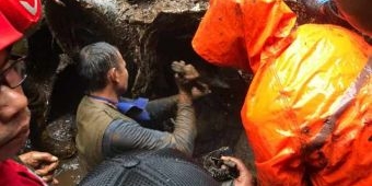 Anggota Polres Mojokerto Turut Membersihkan Longsoran di Jalan Penghubung Pacet-Batu