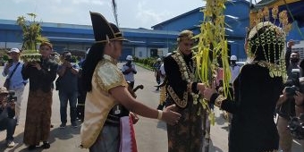 Tandai Pembukaan Musim Giling, PT RMI Blitar Gelar Tradisi Manten Tebu